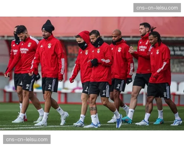 穆里尼奥现身那不勒斯主场观看比赛，引发对其未来猜测