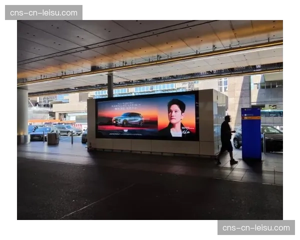 特写:场边广告牌瞬间切换为当地语言,虚拟区域化广告技术首次在德甲展示 特写:场边广告牌瞬间切换为当地语言,虚拟区域化广告技术首次在德甲展示