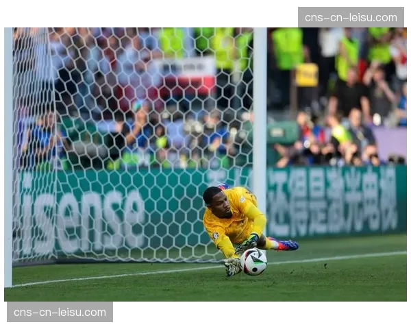 特写：姆巴佩打入点球后，指向看台上刚刚出生的孩子